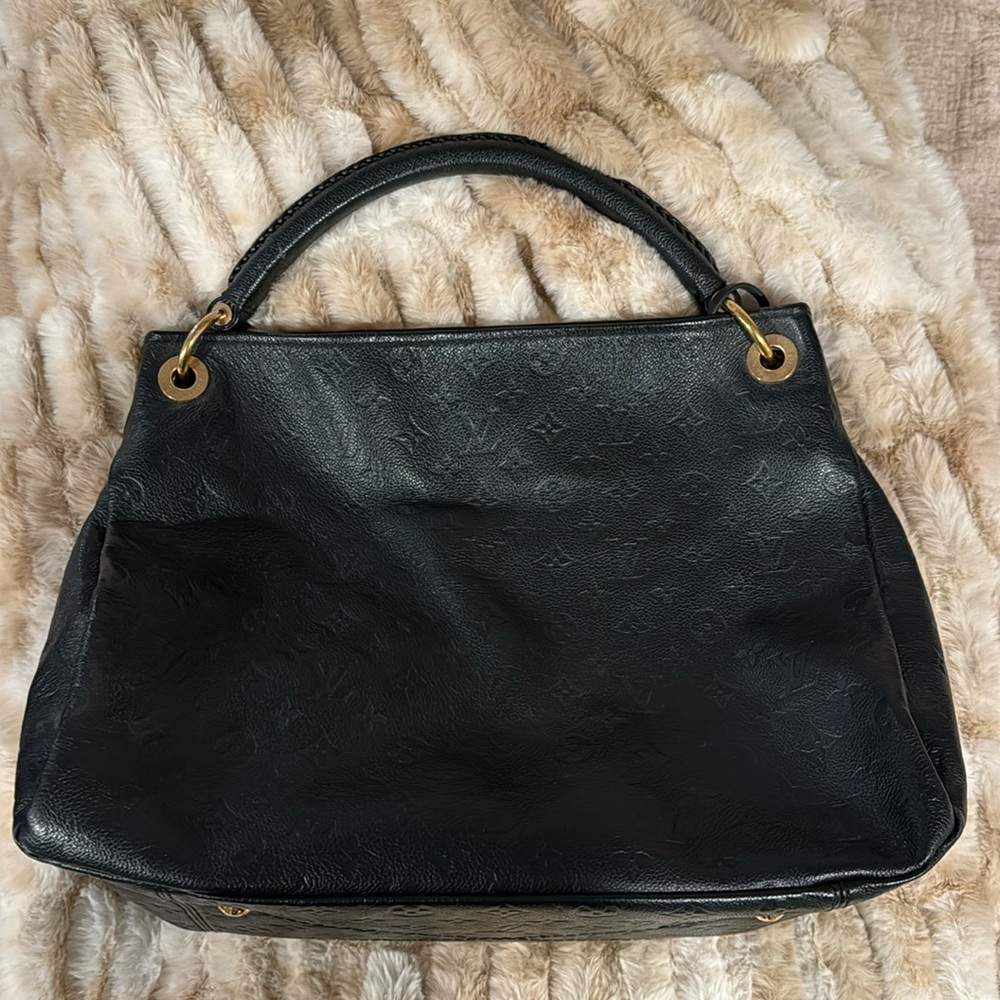 Women's ARTSY leather MM Handbag in black. Perfect condition barely used.